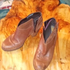 Clarks women's size 8 booties shoes with buckle fastener